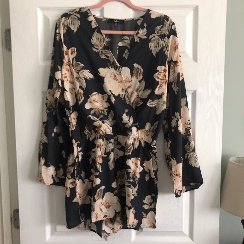 Lulu’s Black & Cream floral long sleeve romper in size M